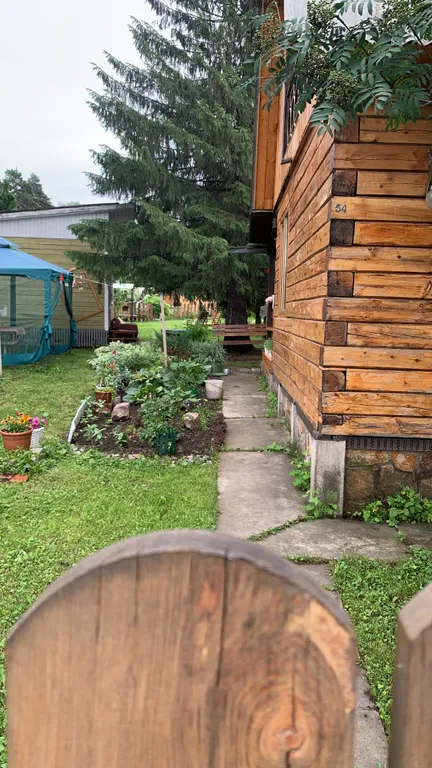 Живописный дом на природе недалеко от города