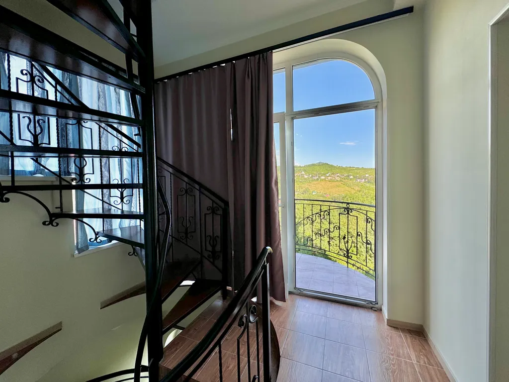 3-этажный дом с садом недалеко от моря