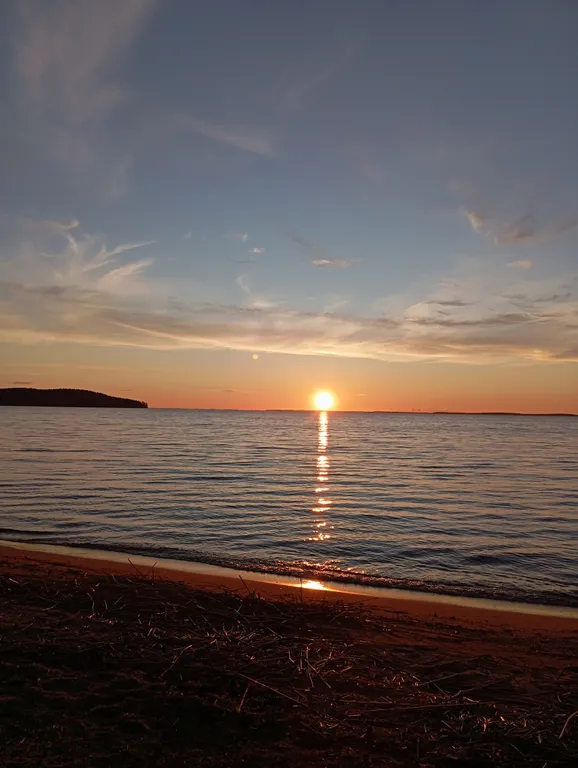 Деревянный дом, на берегу меличуярви, на краю леса в карельском селе
