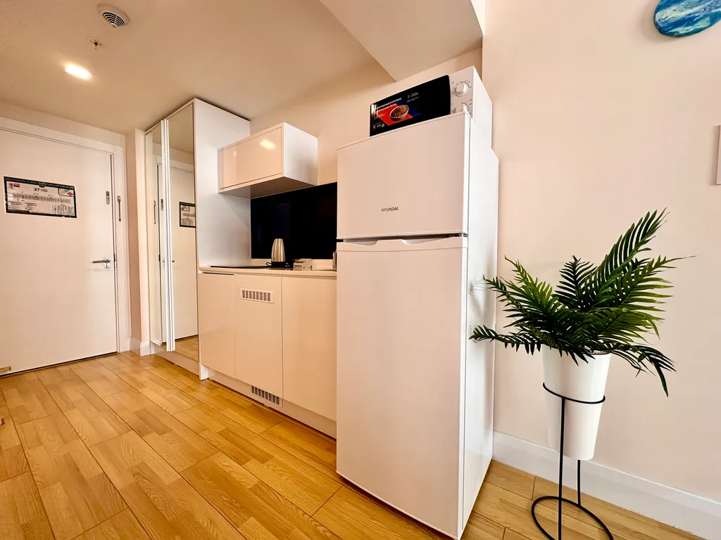 Студия с видом на море и стильным дизайном