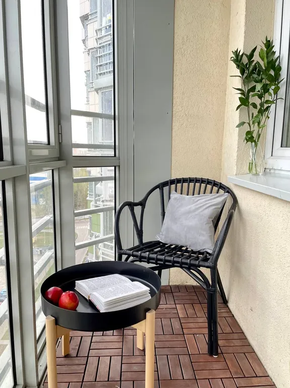 Стильная студия с красивым видом из окна