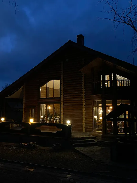 Уютный дом с камином в центре