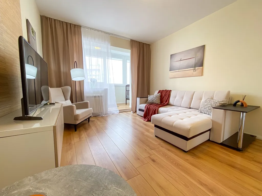 Просторная двушка с тёплой лоджией рядом с Александровским парком