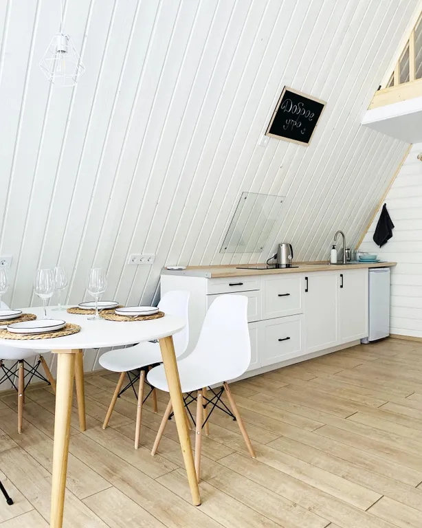 Уютный дом шалаш в лесу