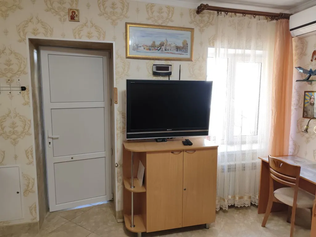 Уютный дом с зелёным двориком и зоной барбекю