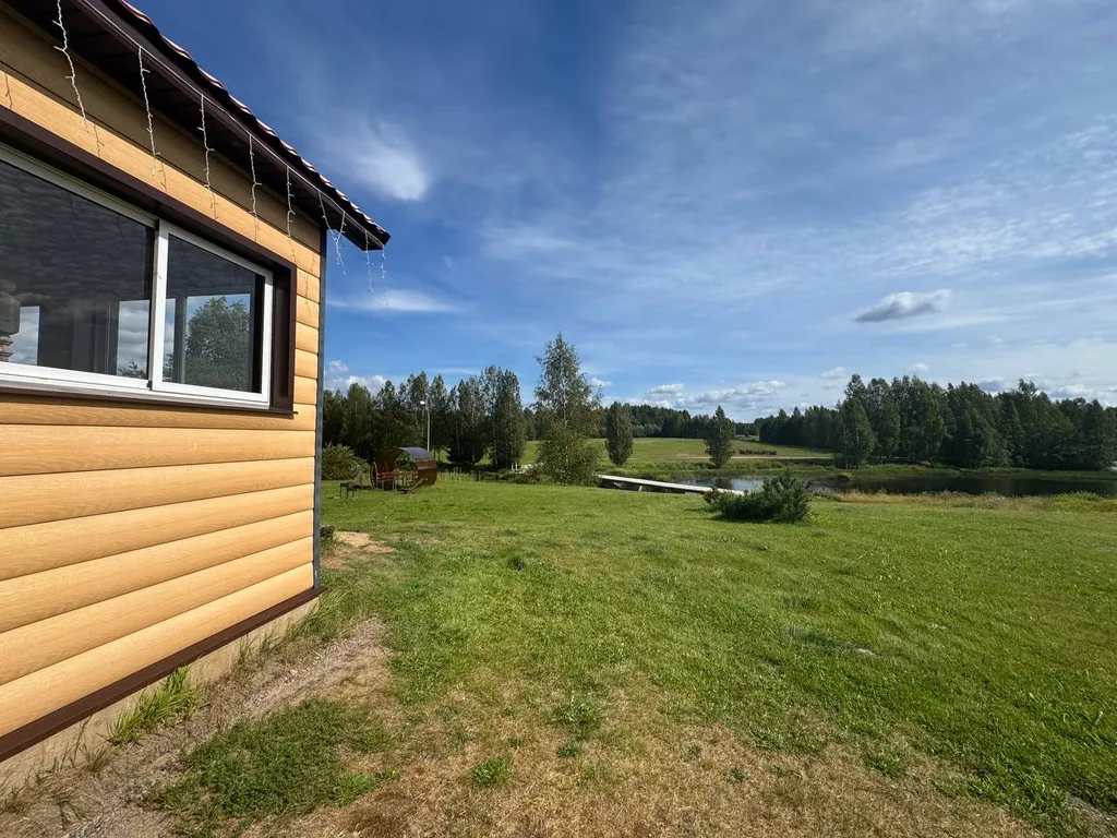 Дом из сруба у воды