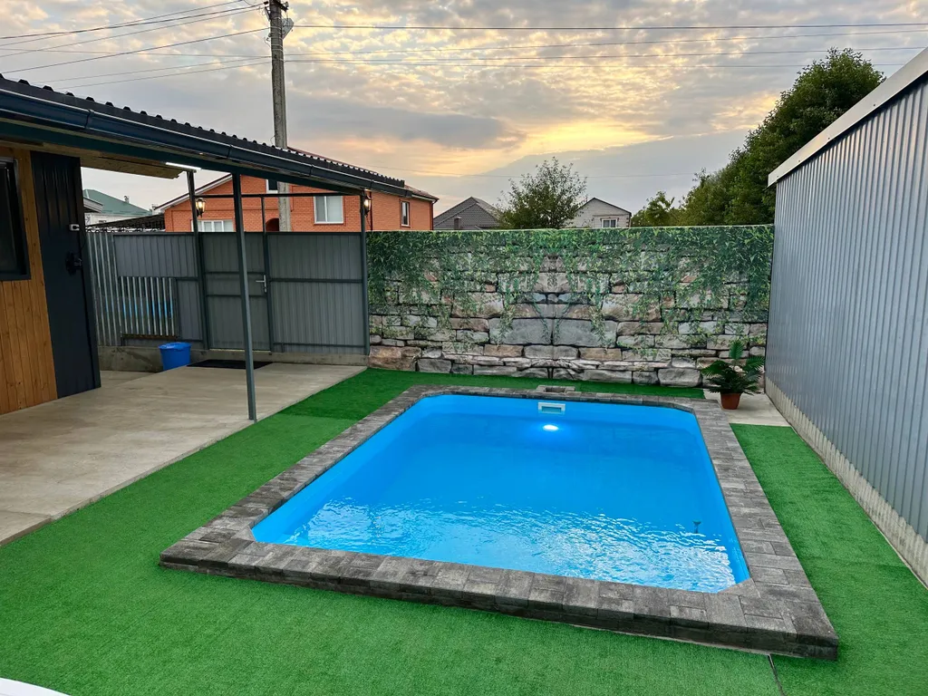 Уютный домик с подогреваемым бассейном для семейного отдыха