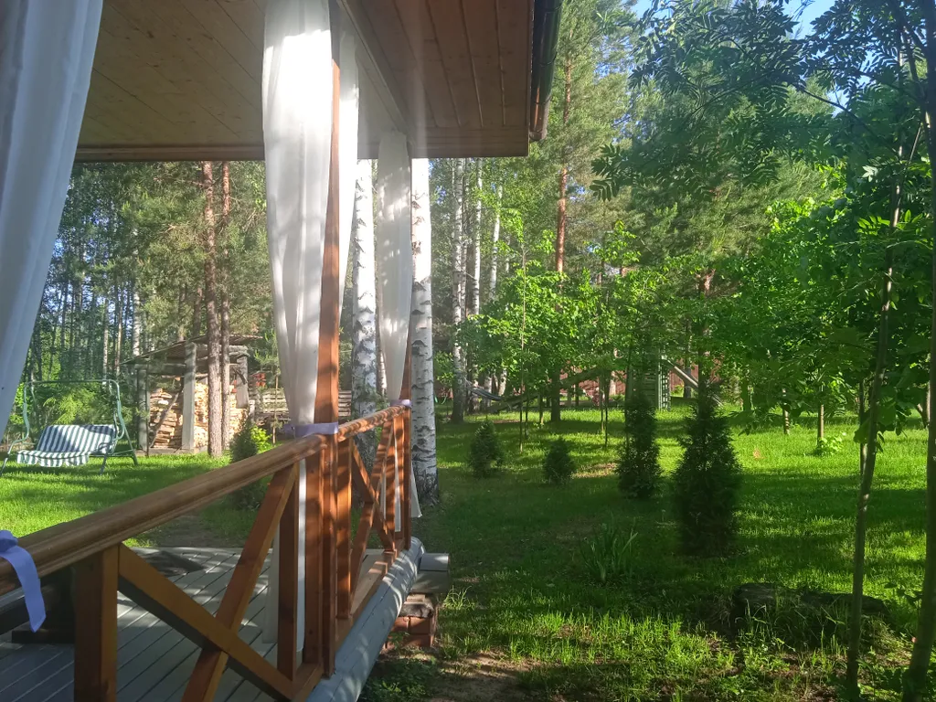 Дом с беседкой на берегу водохранилища