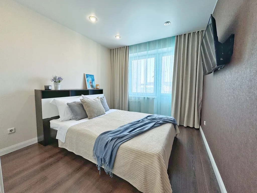 Стильная 2-комнатная квартира-студия в новом доме на берегу реки Вятка — аренда посуточно в Киров