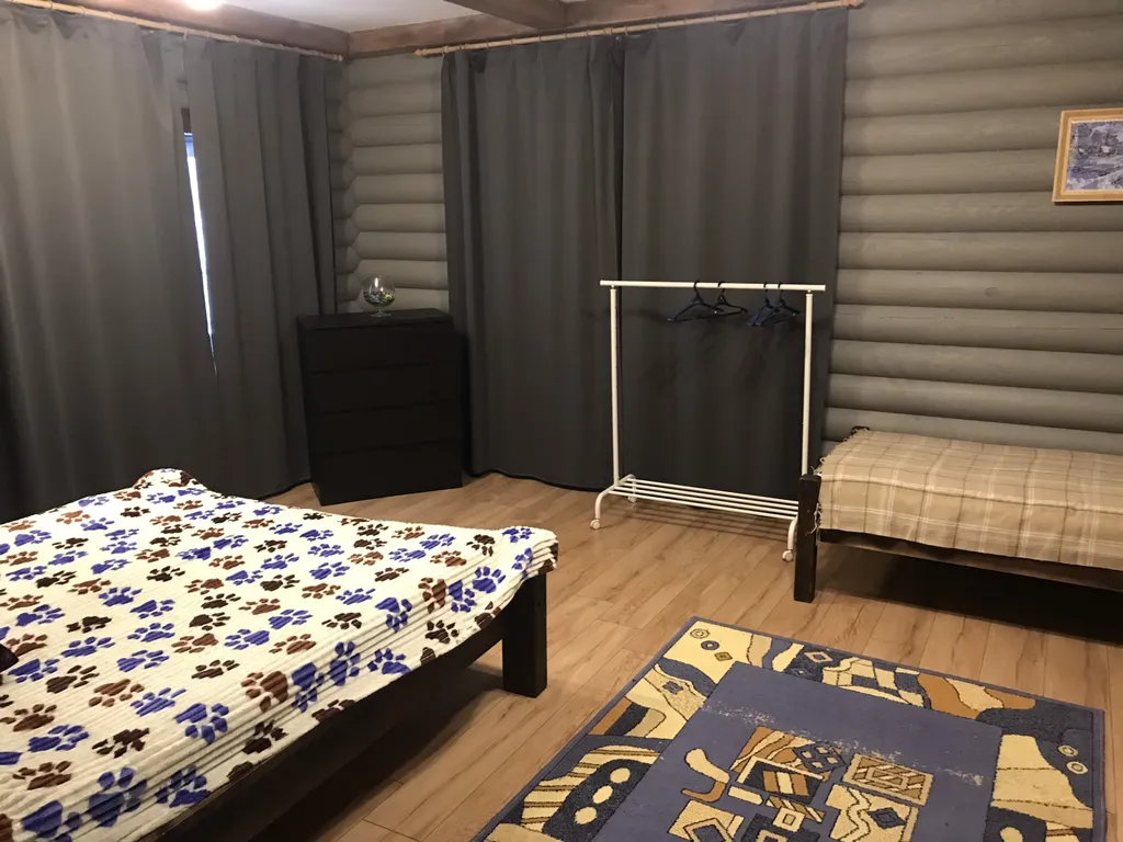 Большой дом у леса