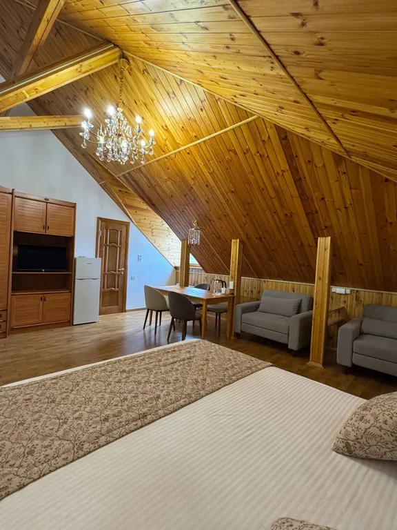 8. Четырехместный номер с тремя кроватями. Мансарда