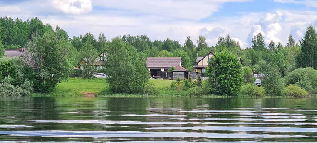 Большой дом на берегу Вселуга