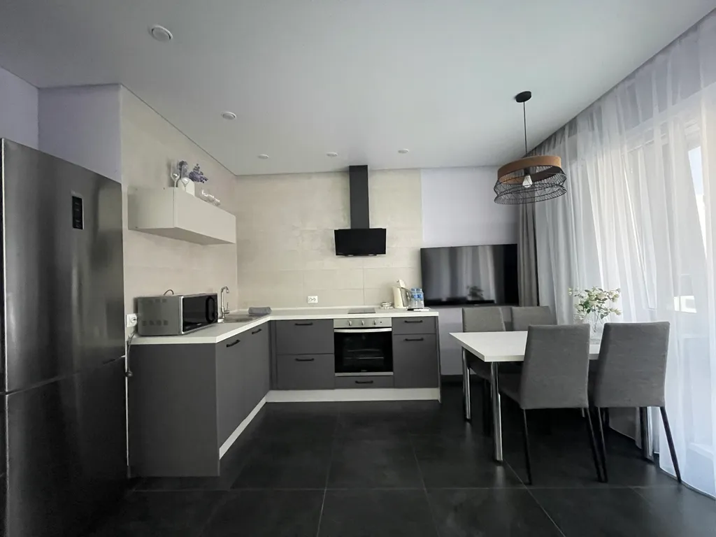 Просторная уютная студия с панорамным остеклением в тихий двор