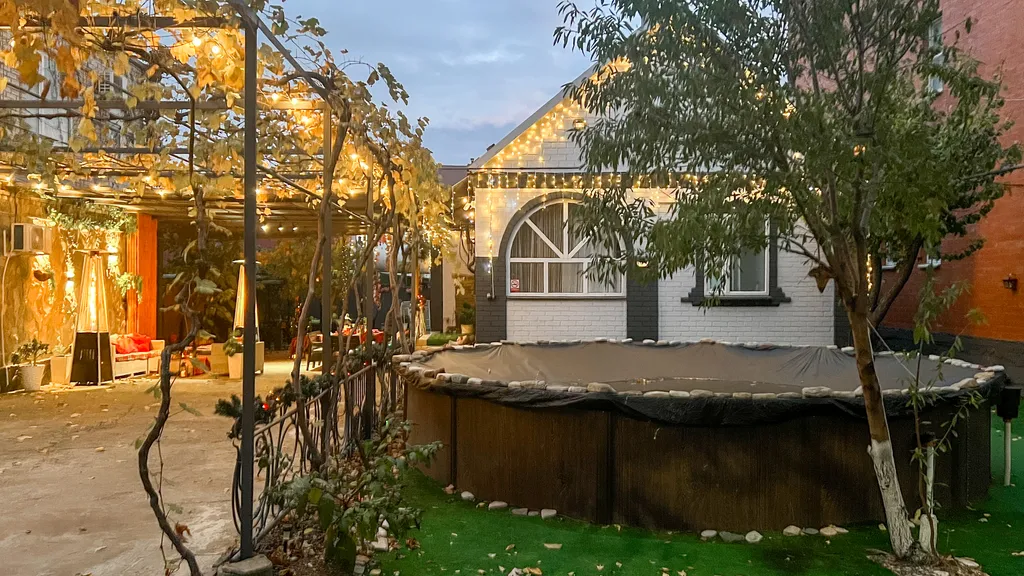 Домик коралл с бассейном в центре