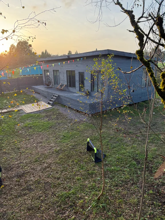 Просторный дом с видом на настоящий лес