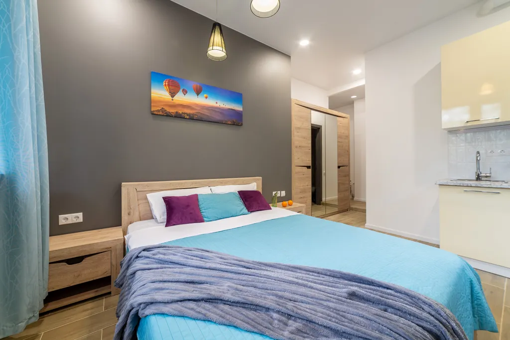 Светлая студия с 2 окнами и видом на горы