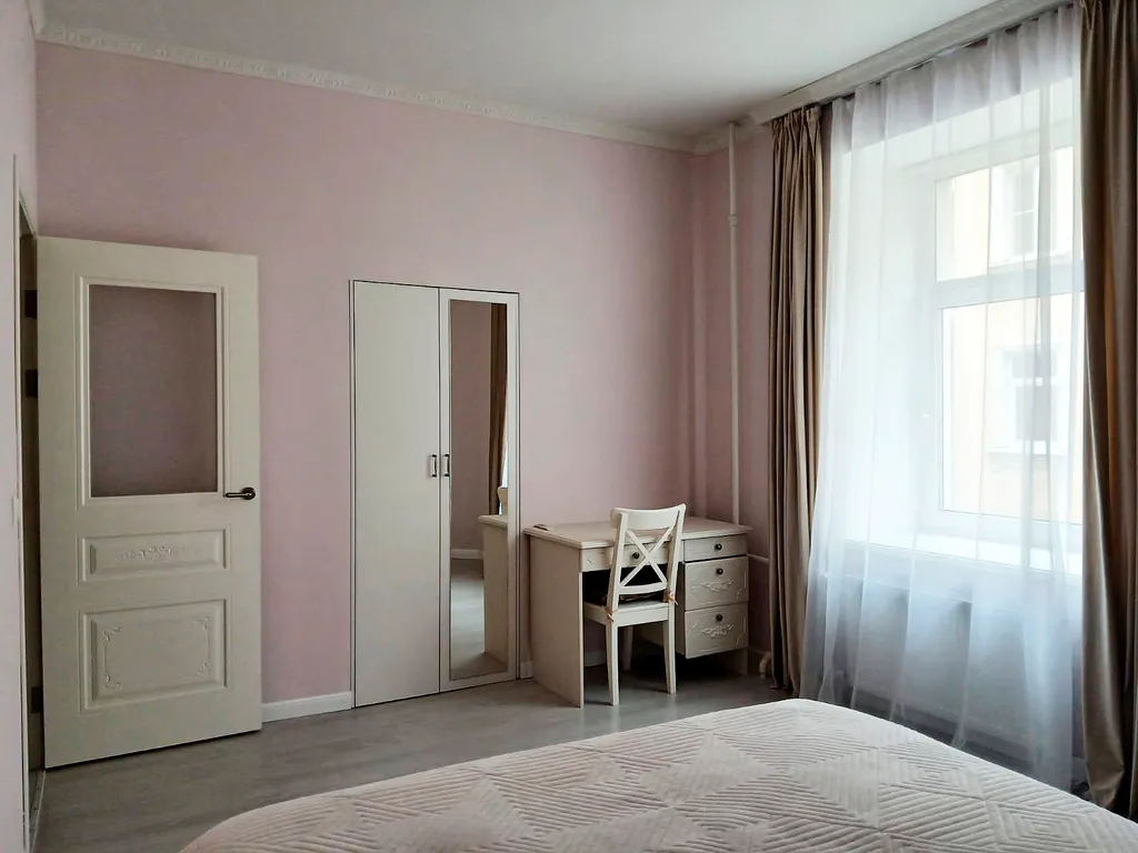 Просторная квартира рядом с Невским проспектом с парковкой