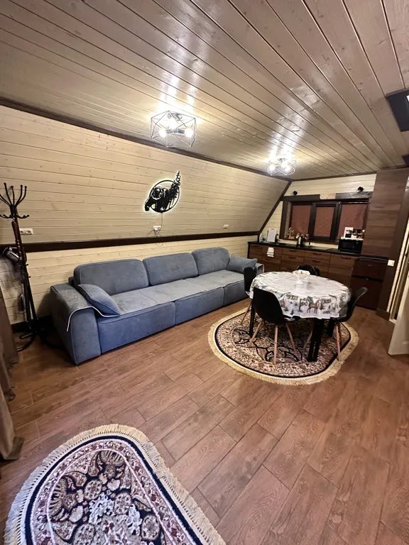 Сказочный дом в лесу с видом на горы