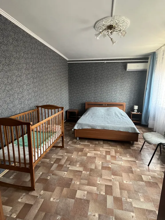 Двухэтажный дом с бассейном