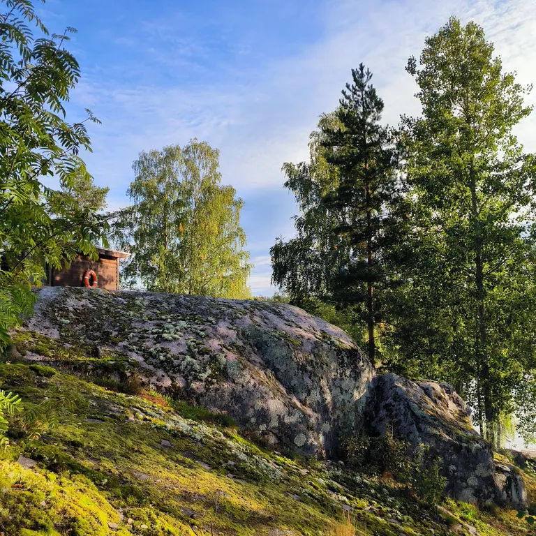 Дом на скале с панорамным видом на озеро