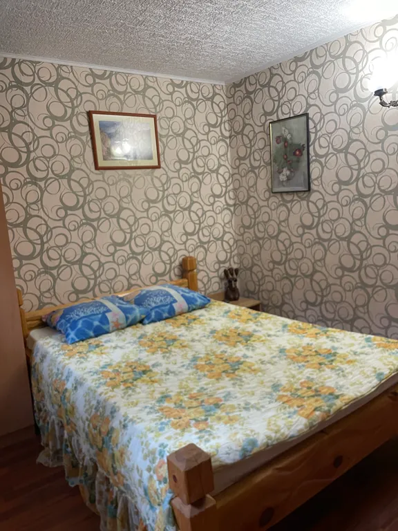 Двухэтажный коттедж с можжевеловым садом