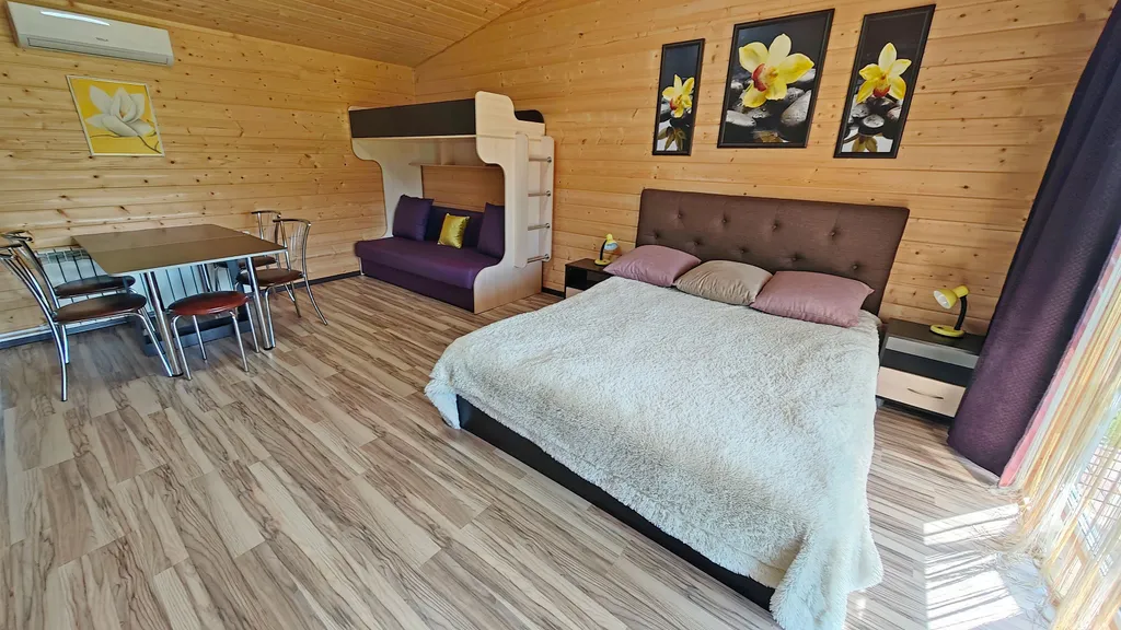 Фиолетовая студия делюкс с собственной террасой и отдельным входом