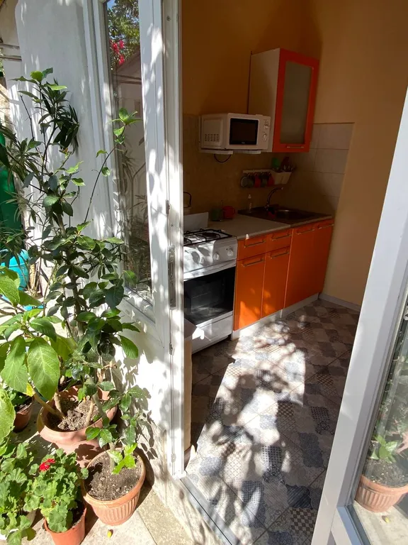 Уютный номер с удобствами рядом с морем