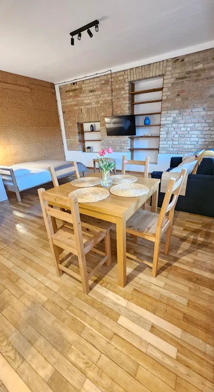 Студия Wood на булыжной мостовой от Mascaron Apartments