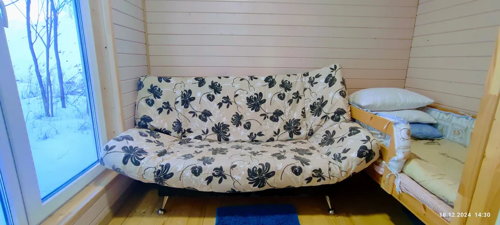 Дом с купольной беседкой на природе