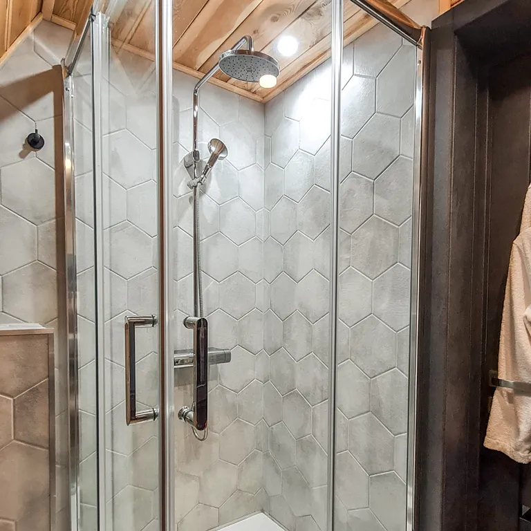 Уютный домик с панорамным видом на горы и лес