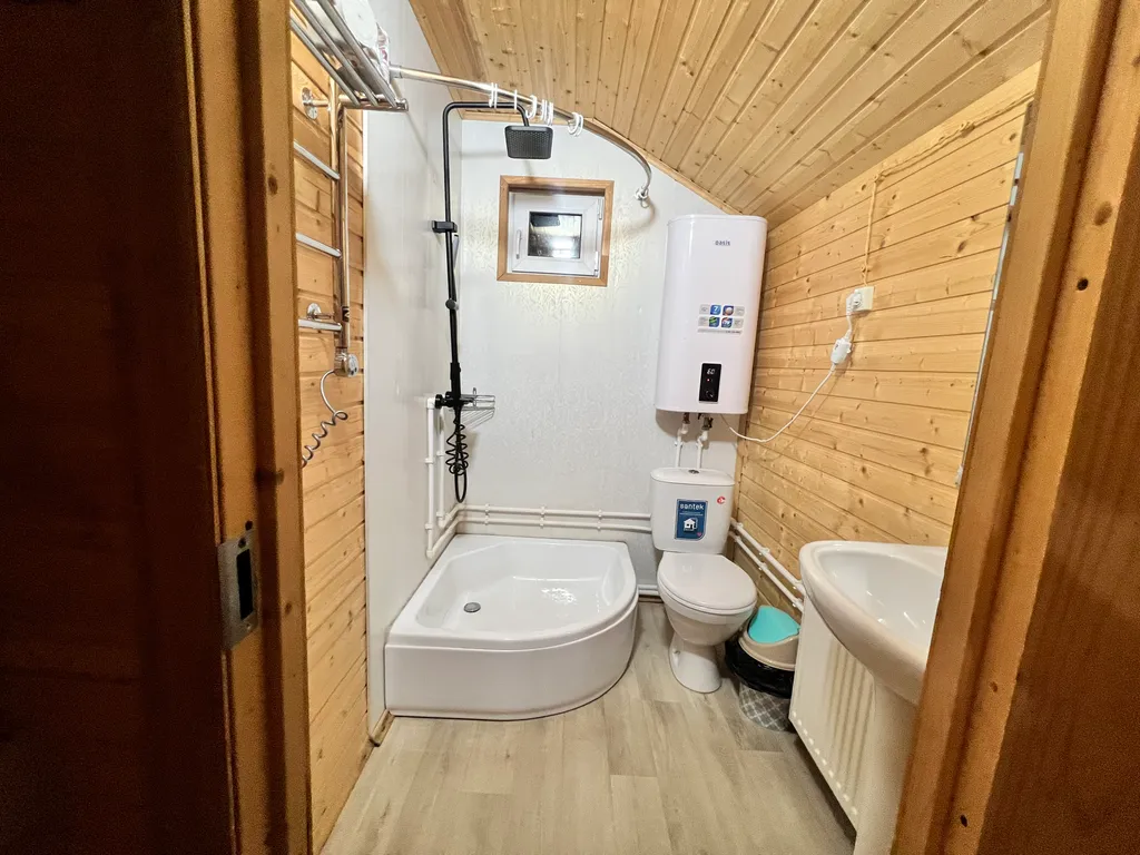 Домик на берегу реки