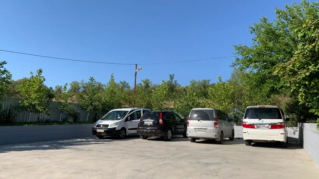 Коттедж Добротный кирпичный дом со своим двором в усадьбе Можжевеловый дворик — Айвовое