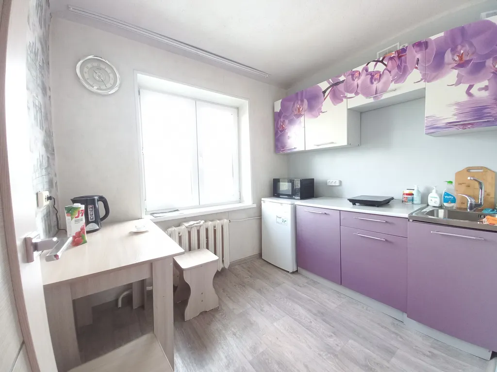 Хорошая чистая квартира с кондиционером, с видом на город и озеро