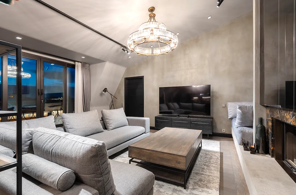 Потрясающая Mанcаpдa c тpемя бaлконaми и видом нa Фoнтанку