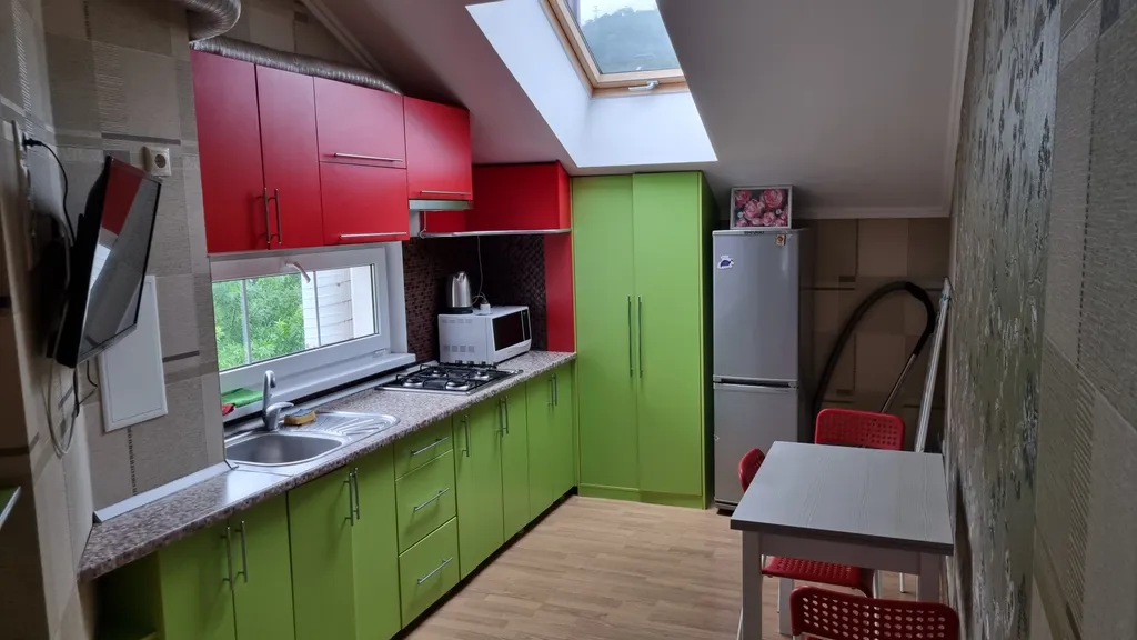 Видовая, уютная квартира с балконом у реки в центре — аренда посуточно в Хоста