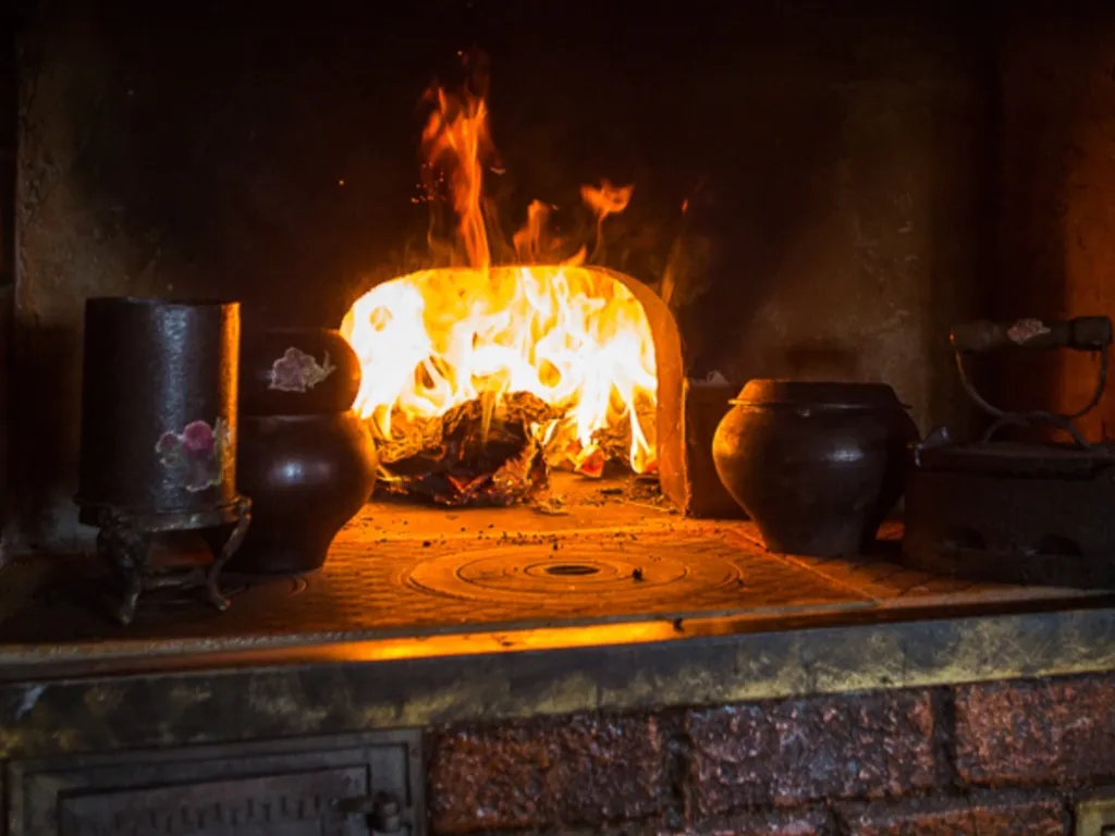 Домик-музей в Беловежской Пуще Беловежская светлица с печью и огнем