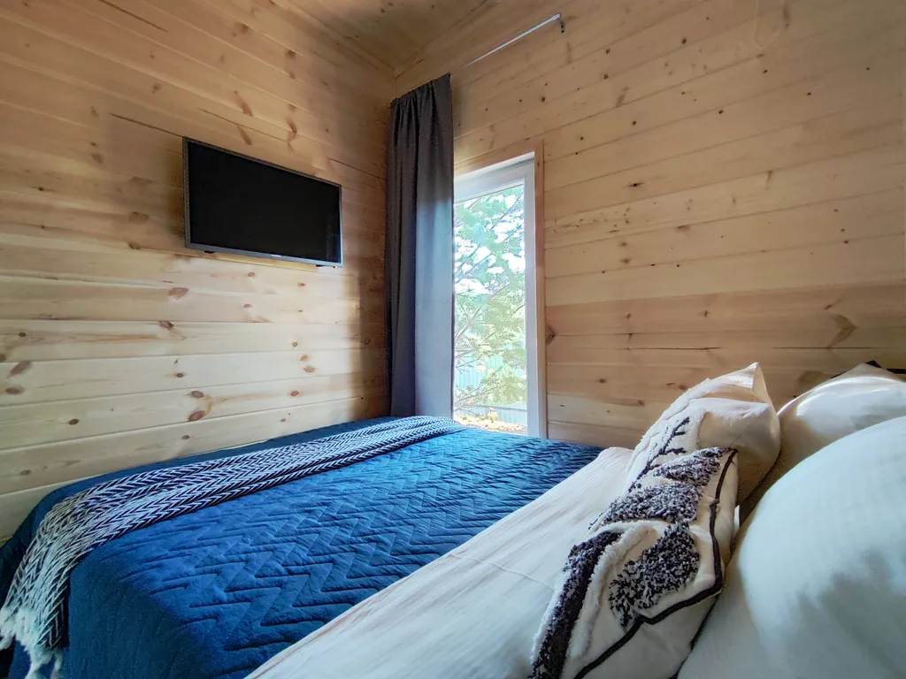 Домик, чан, баня в сосновом лесу, закрытая территория