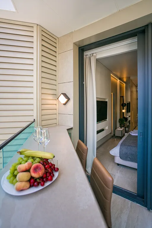 Дизайнерская студия с террасой с видом на море и свой пляж