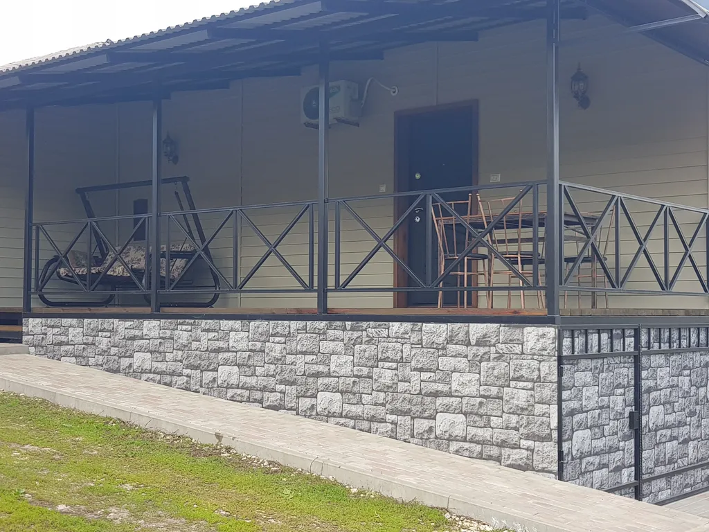 Уютный домик с участком на берегу реки