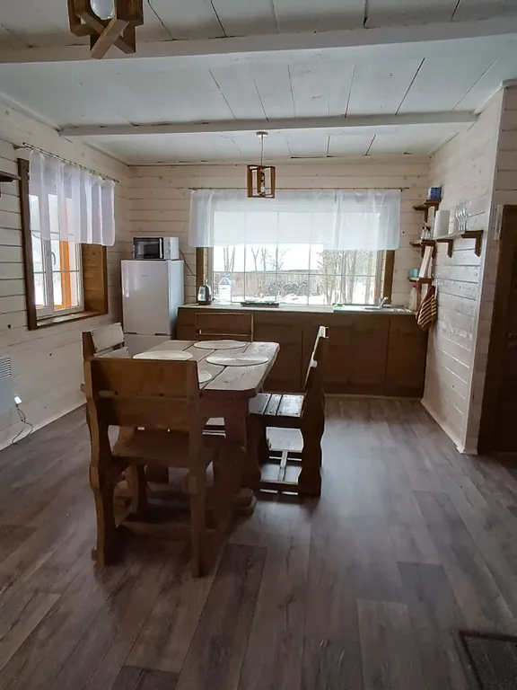 Дом в лесу у ручья