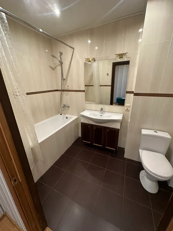 Элитный дом с живописным прудом во дворе