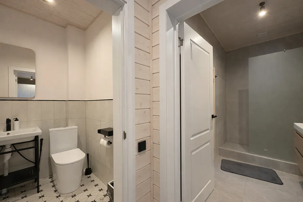 Новый дом в лесу с финской сауной рядом с озером