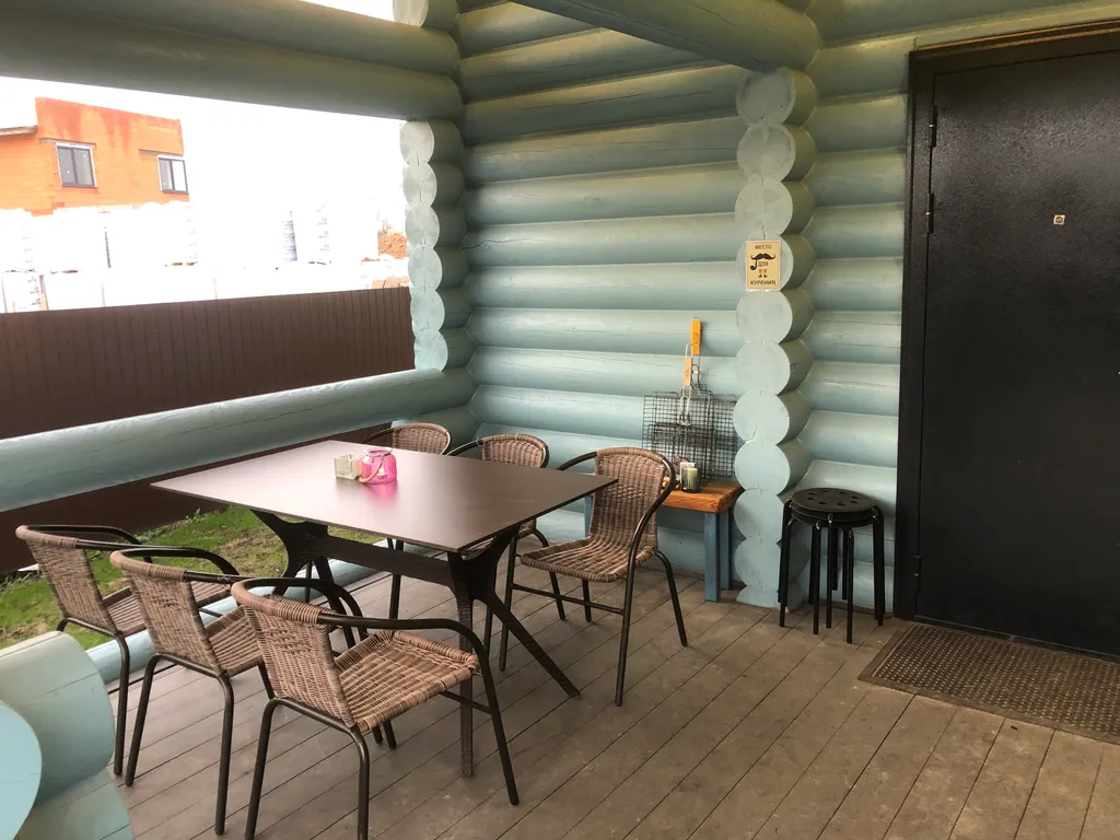 Дом у озера с теннисным столом