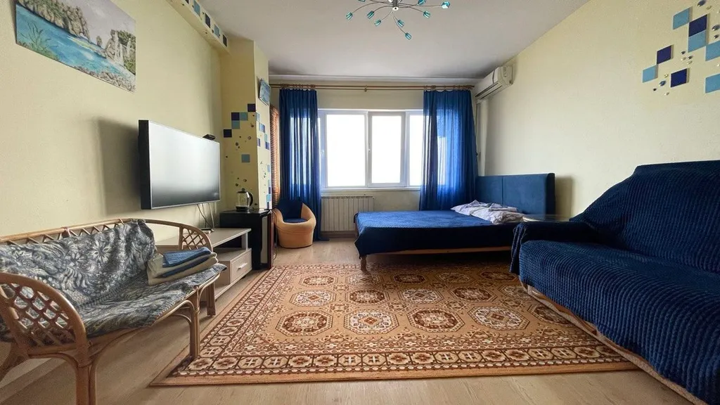 Эллинг на берегу и видом на моря