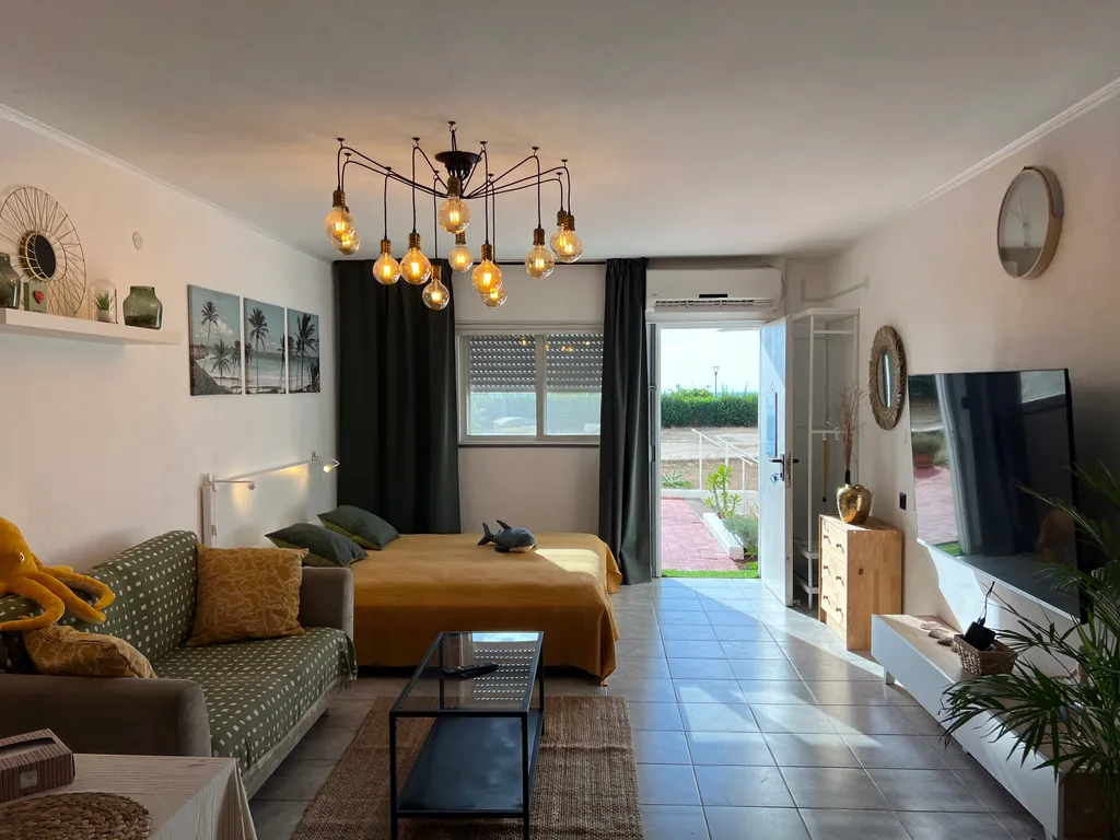 GW014 Студия с бассейном с видом на море (Gugel Waves Nahariya)