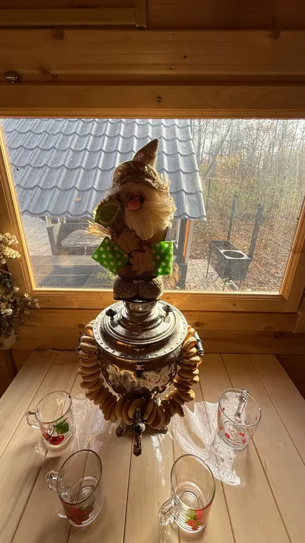 Уютный дом в лесу у озера вблизи от города