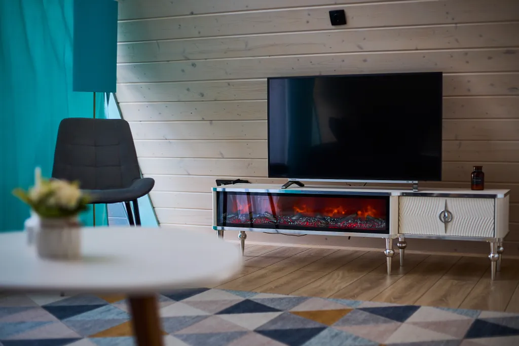 Дом-шалаш на берегу озера