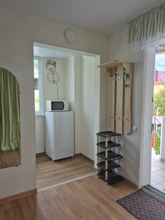 Часть дома с верандой и видом на море, горы и храм