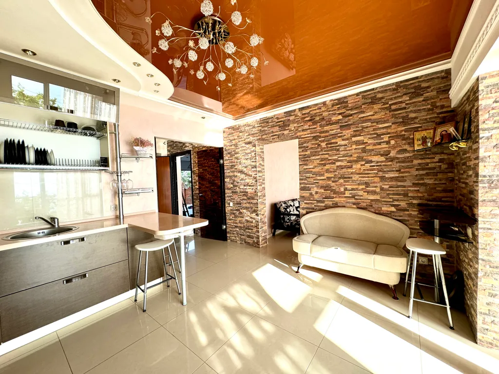 Дом с бассейном