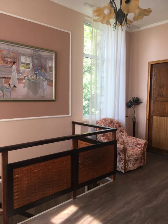 Двухэтажный дом с верандой, огороженной парковкой и сауной